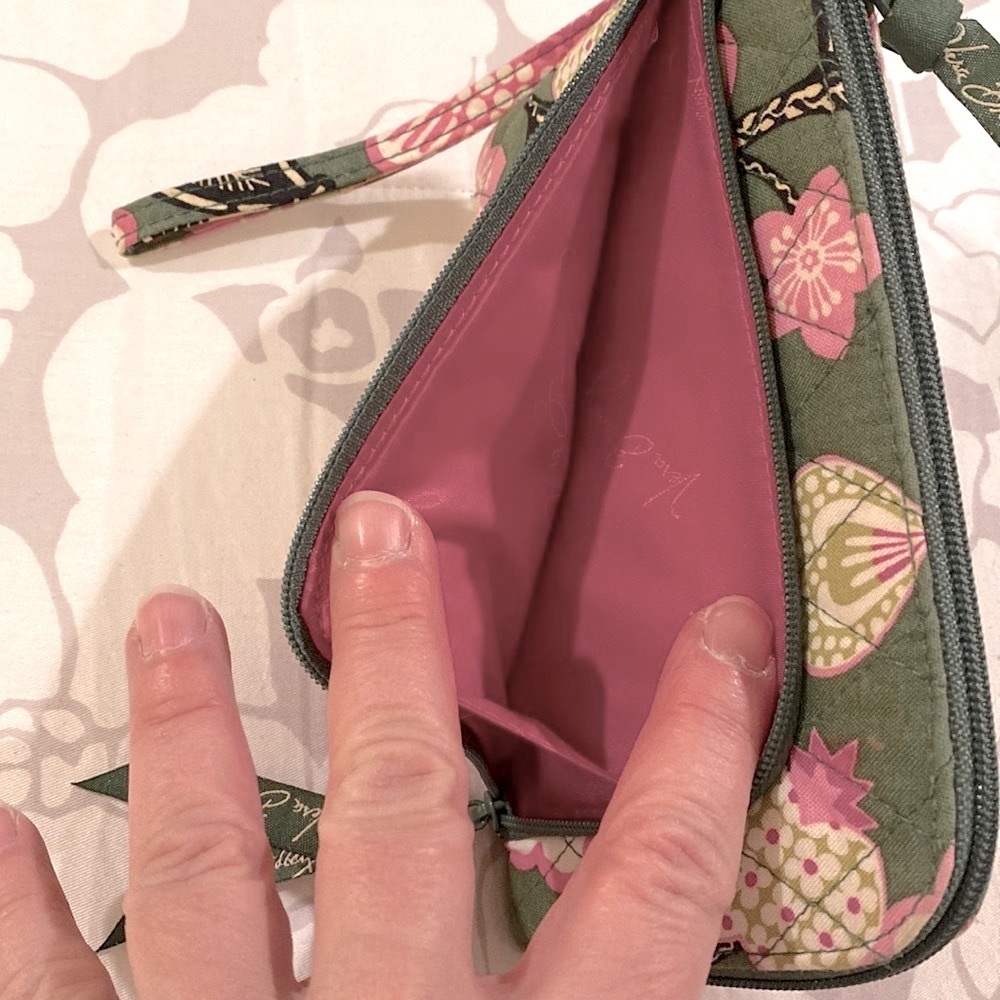 Vera Bradley Wristlet Wallet NWOT ๐บ - Picture 3 of 6